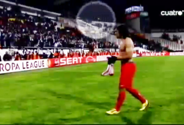 Video: Tới tặng áo, Falcao bất ngờ bị fan Thổ Nhĩ Kỳ tấn công
